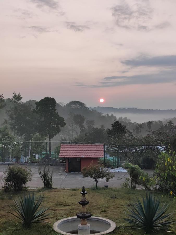 Robin Woods Homestay サクルシュプール エクステリア 写真